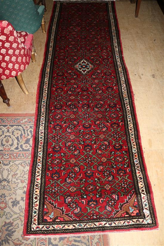 Red ground runner rug(-)